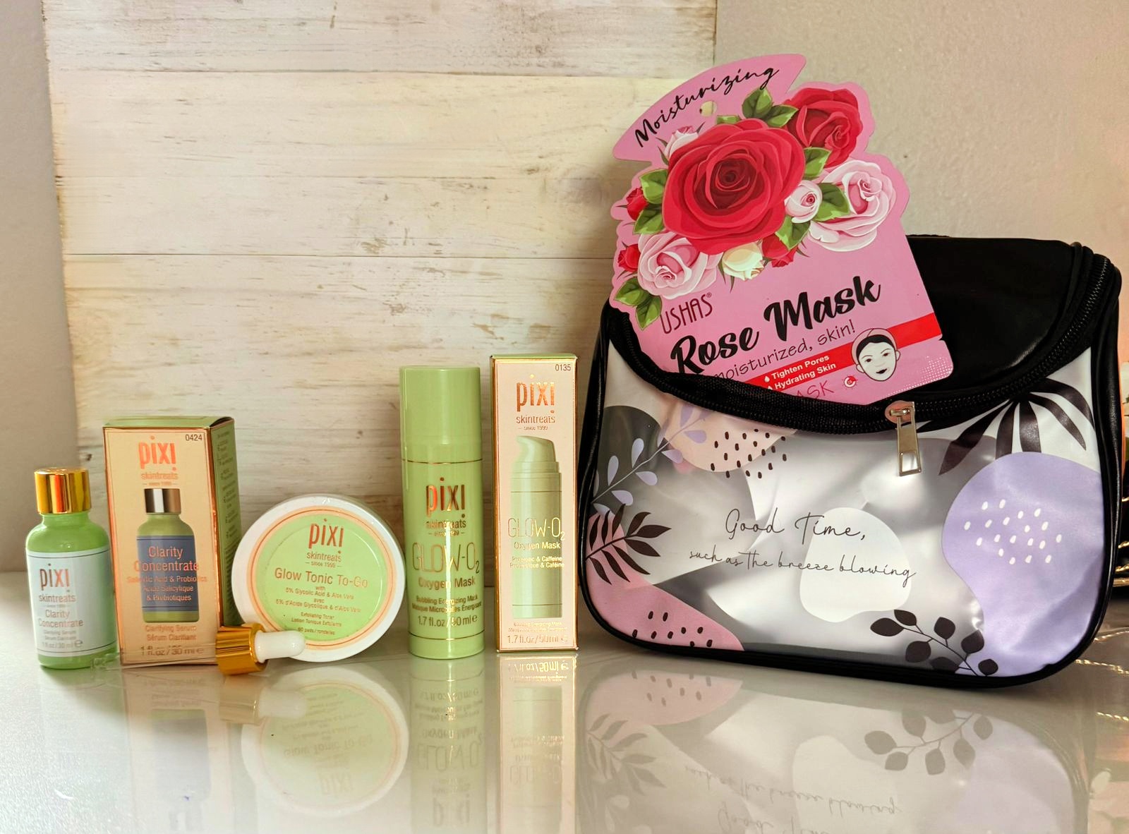 Authentic PIXI BUNDLE DEAL !!! PIXI Clarity Concentrate Serum + PIXI Glow Tonic To-Go Exfoliating Pads+PIXI Glow O2 Oxygen Mask+RECEIVE A MOISTURIZING ROSE MASK+TOILETRY BAG TO THE VALUE OF R150 ABSOLUTELY FREE!!! (SAVE R630)
